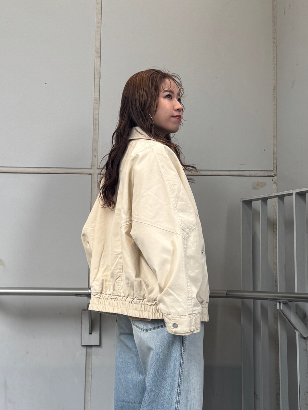 ブルー系のデニムパンツ、ベージュ系のブルゾン、ホワイト系のTシャツ/カットソーを着用したレディースの冬コーディネートの7枚目の写真