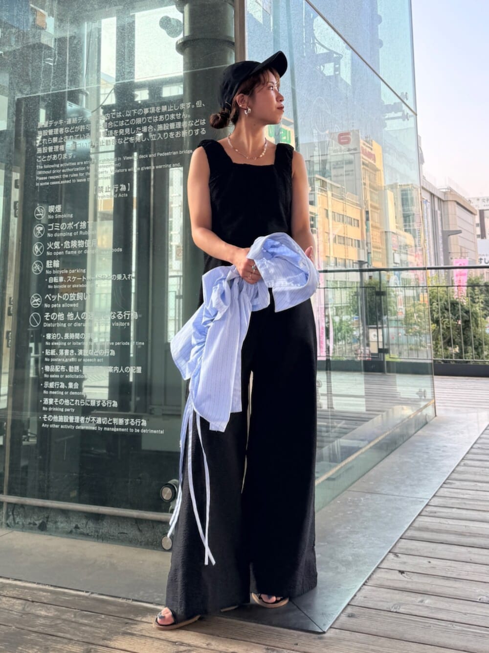 ブラック系のサンダル、ブラック系のサロペット/オーバーオール、ブラック系のキャップを着用したレディースの夏コーディネートの6枚目の写真