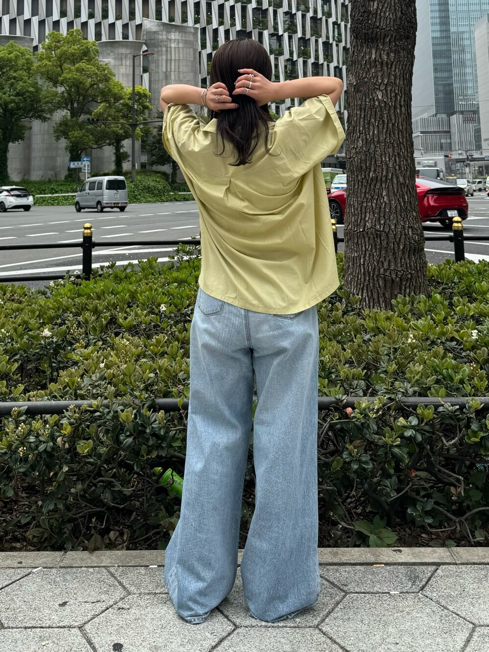 ホワイト系のシャツ/ブラウス、グリーン系のシャツ/ブラウス、ブルー系のデニムパンツを着用したレディースの春コーディネートの4枚目の写真
