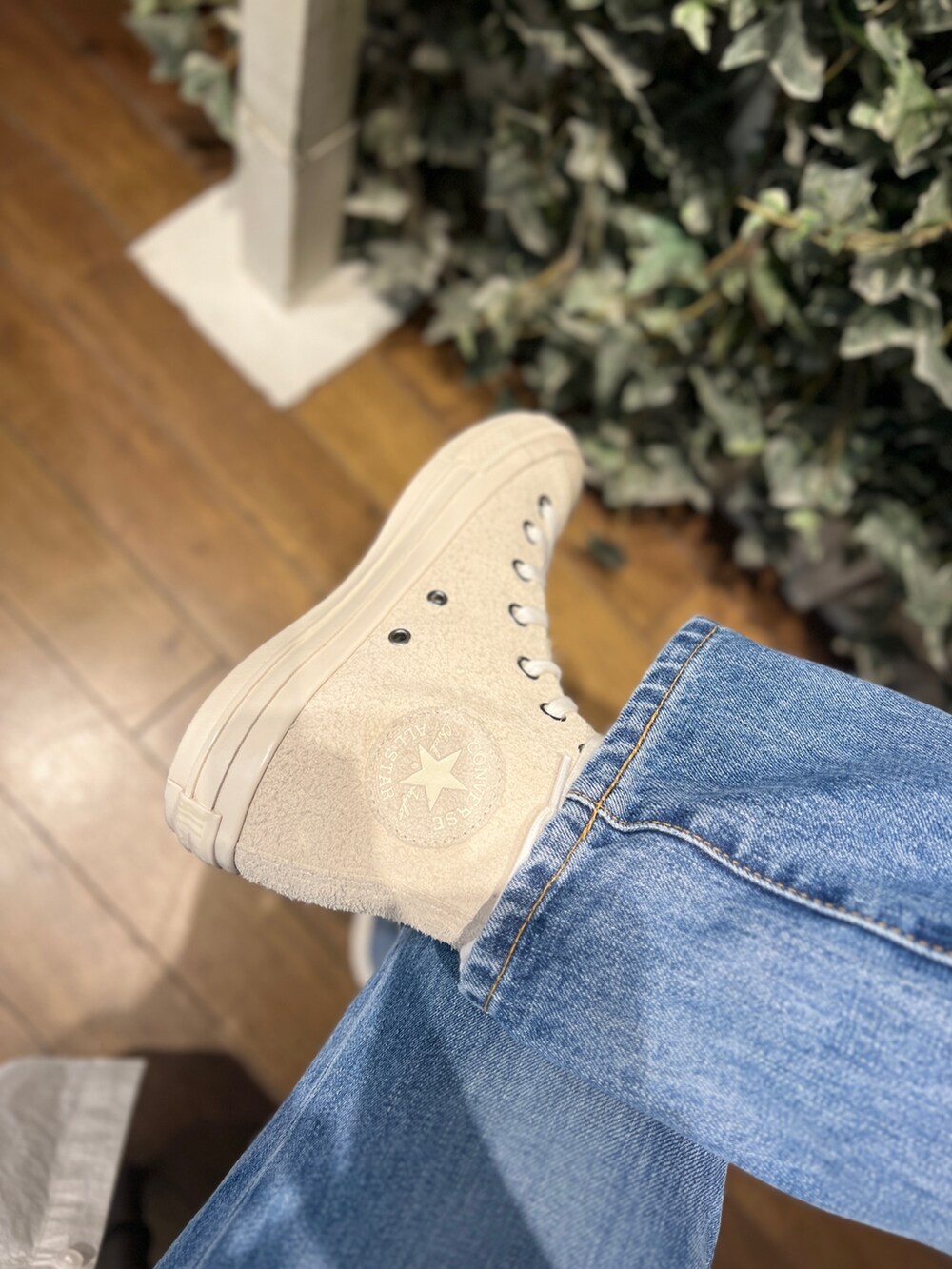 ホワイト系のシャツ/ブラウス、ブルー系のデニムパンツ、ホワイト系のスニーカーを着用したレディースの冬コーディネートの9枚目の写真