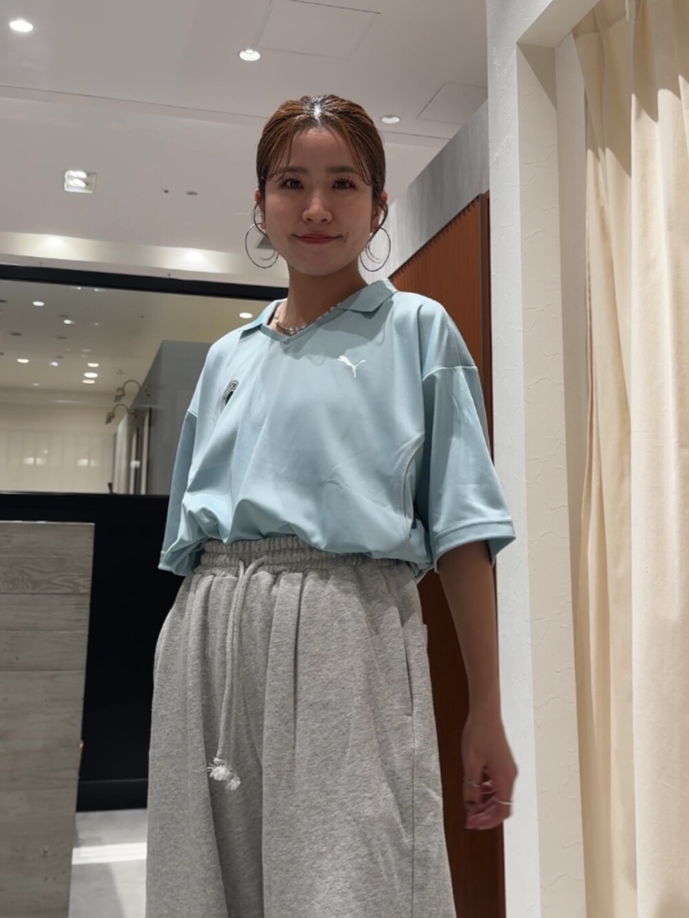 グレー系のスウェットパンツ、ブルー系のシャツ/ブラウスを着用したレディースの春コーディネートの8枚目の写真