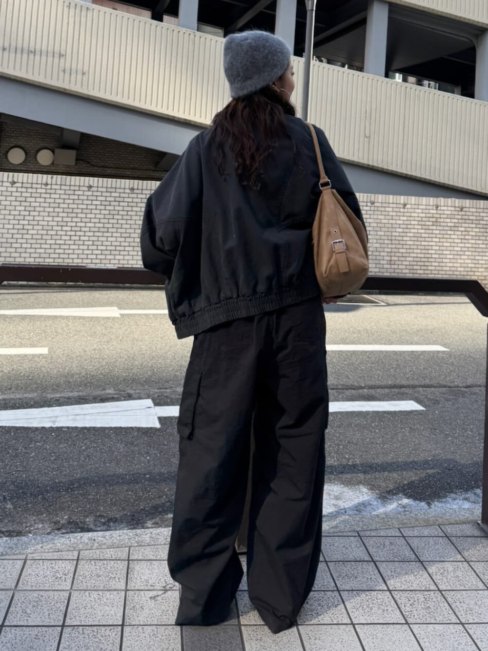 ブラック系のその他パンツ、グレー系のブルゾンを着用したレディースの冬コーディネートの3枚目の写真