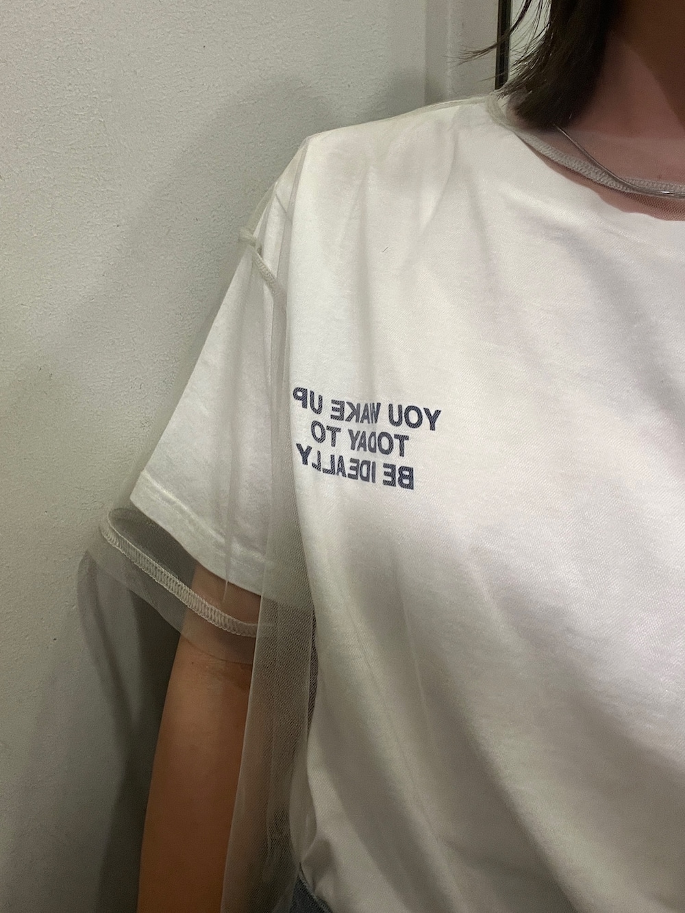 ブルー系のデニムパンツ、ブラック系のサンダル、ホワイト系のTシャツ/カットソーを着用したレディースの春コーディネートの7枚目の写真