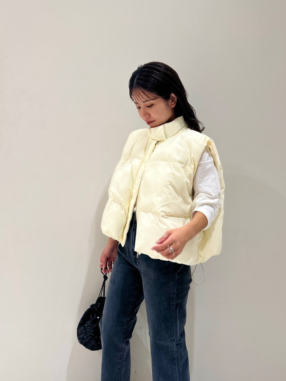 ブラック系のブーツ、ホワイト系のTシャツ/カットソー、ブラック系のデニムパンツを着用したレディースの秋コーディネートの2枚目の写真