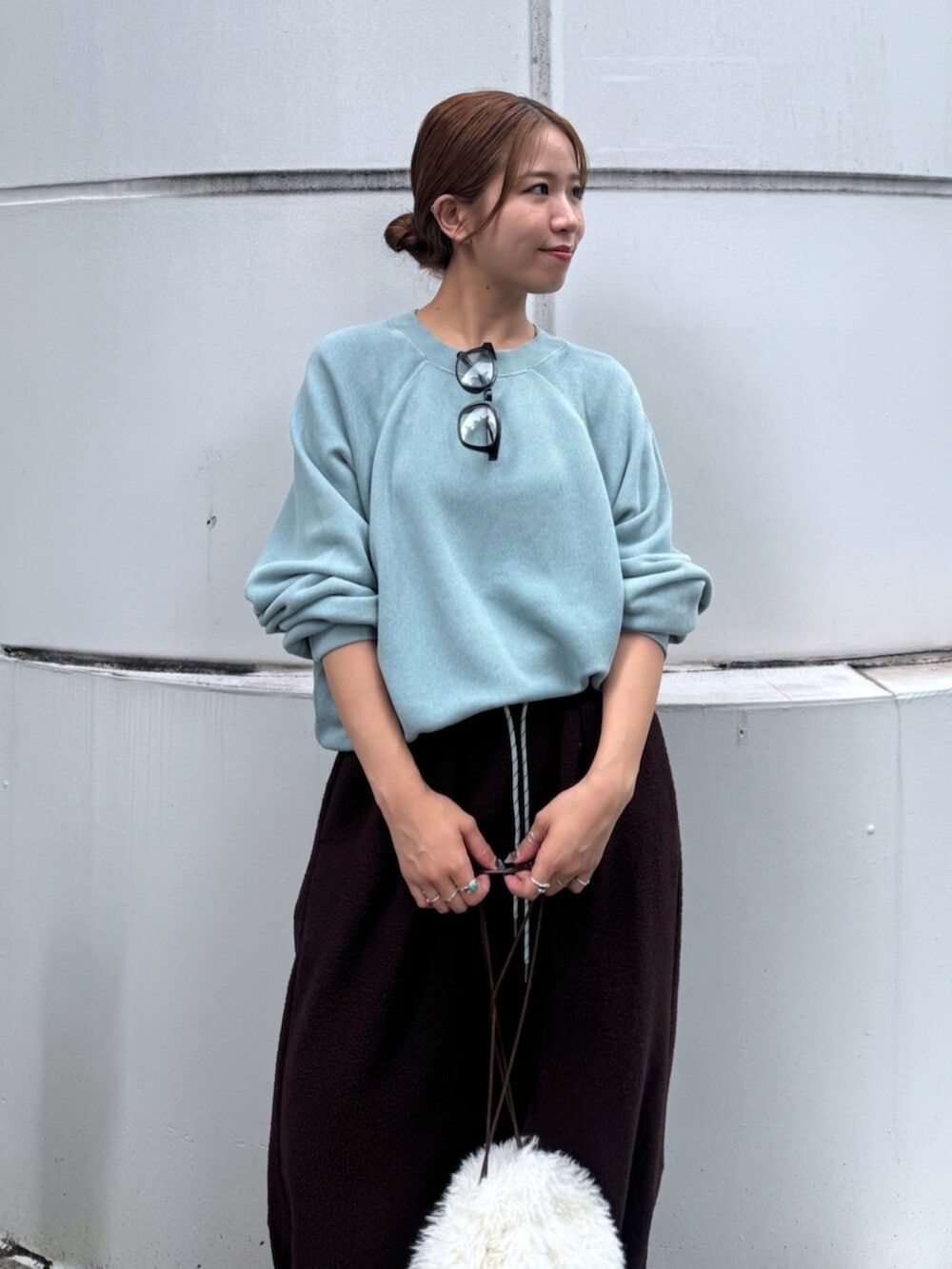 ブラウン系のその他パンツ、ブルー系のスウェットを着用したレディースの秋コーディネートの6枚目の写真