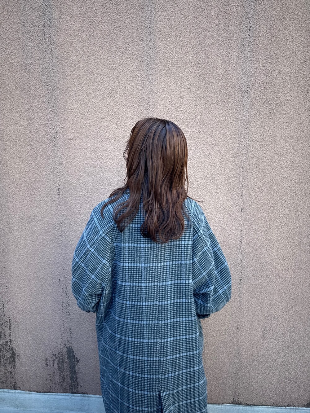 ブラック系のTシャツ/カットソー、その他のチェスターコート、ブラック系のデニムパンツを着用したレディースの秋コーディネートの9枚目の写真