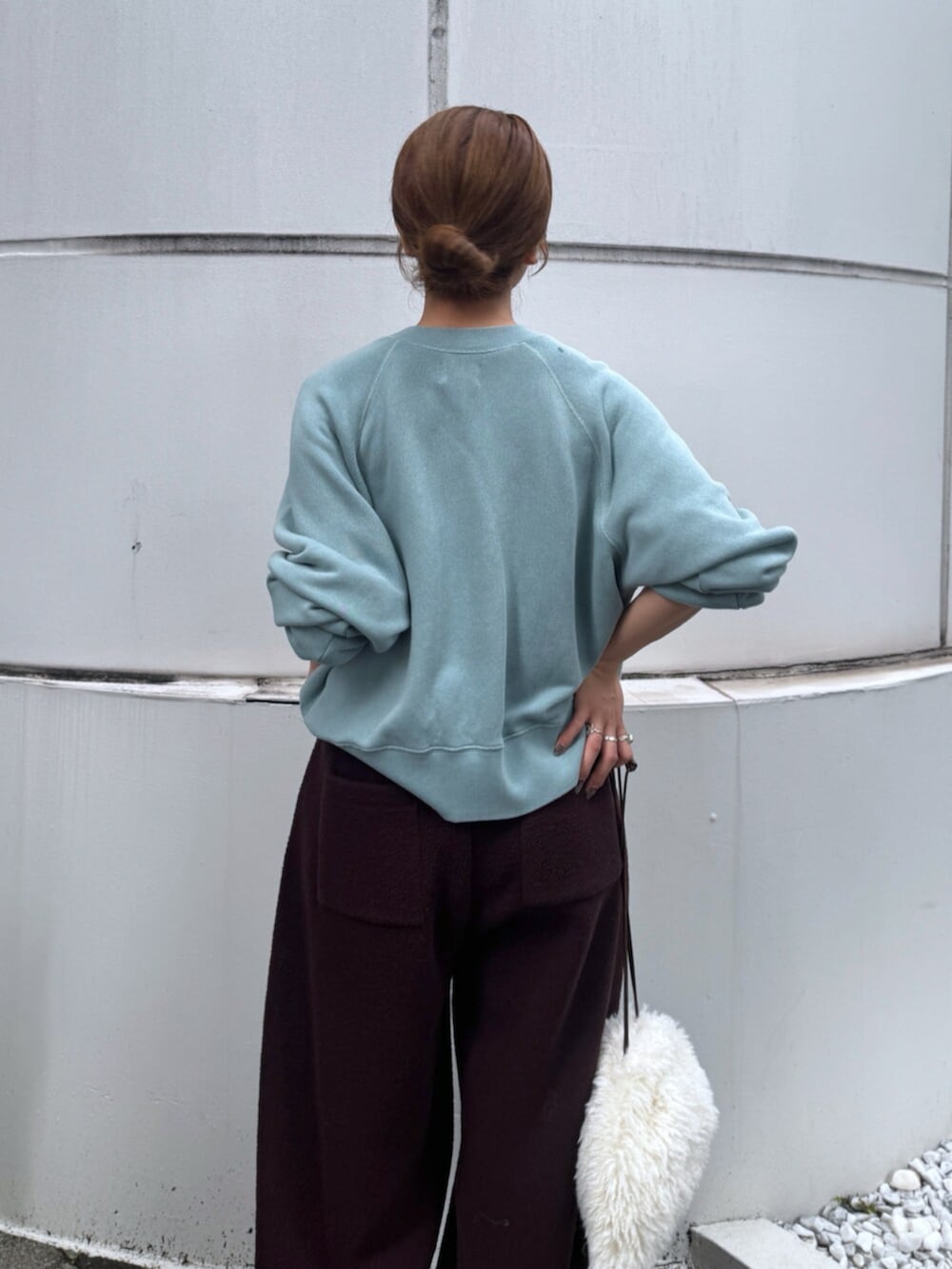 ブラウン系のその他パンツ、ブルー系のスウェットを着用したレディースの秋コーディネートの8枚目の写真