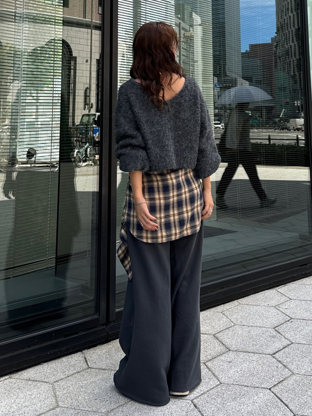 グレー系のスウェットパンツ、ブルー系のシャツ/ブラウス、グレー系のニット/セーターを着用したレディースの秋コーディネートの4枚目の写真
