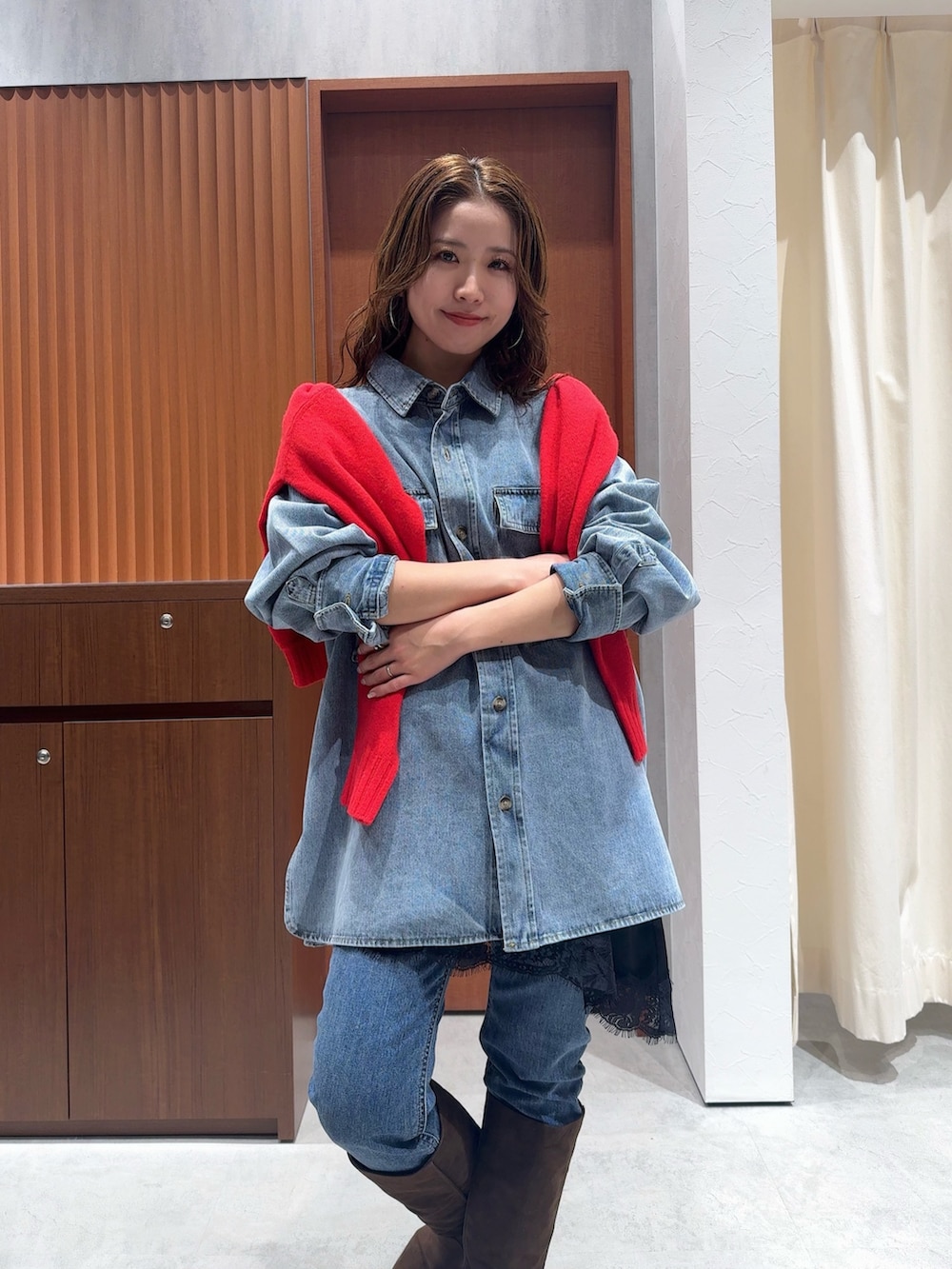 ブルー系のシャツ/ブラウス、レッド系のニット/セーター、ブラック系のキャミソールを着用したレディースの冬コーディネートの7枚目の写真