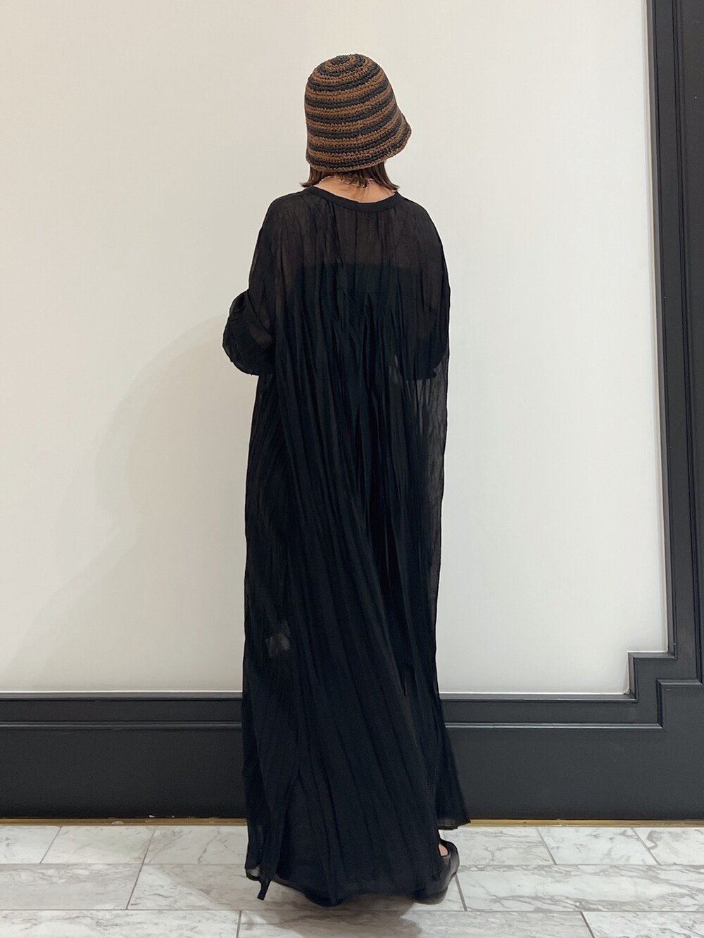 ブラック系のワンピース、ブラック系のパンプス、ブラック系のスカートを着用したレディースの春コーディネートの4枚目の写真