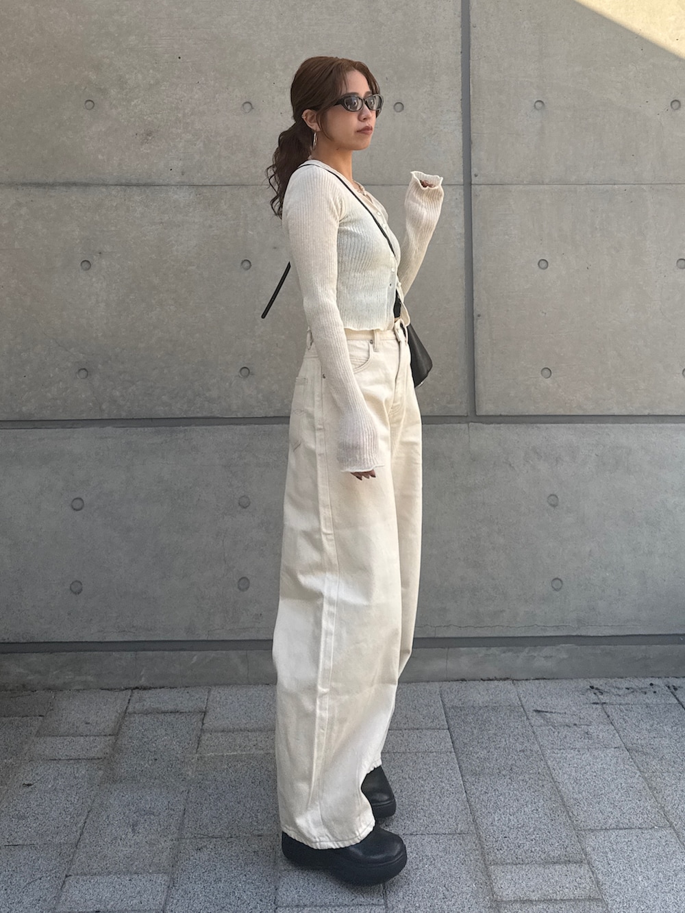 ホワイト系のカーディガン/ボレロ、ホワイト系のデニムパンツを着用したレディースの春コーディネートの6枚目の写真