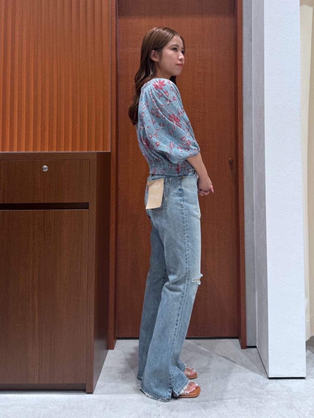 その他のサンダル、ブルー系のデニムパンツ、ブルー系のシャツ/ブラウスを着用したレディースの夏コーディネートの4枚目の写真