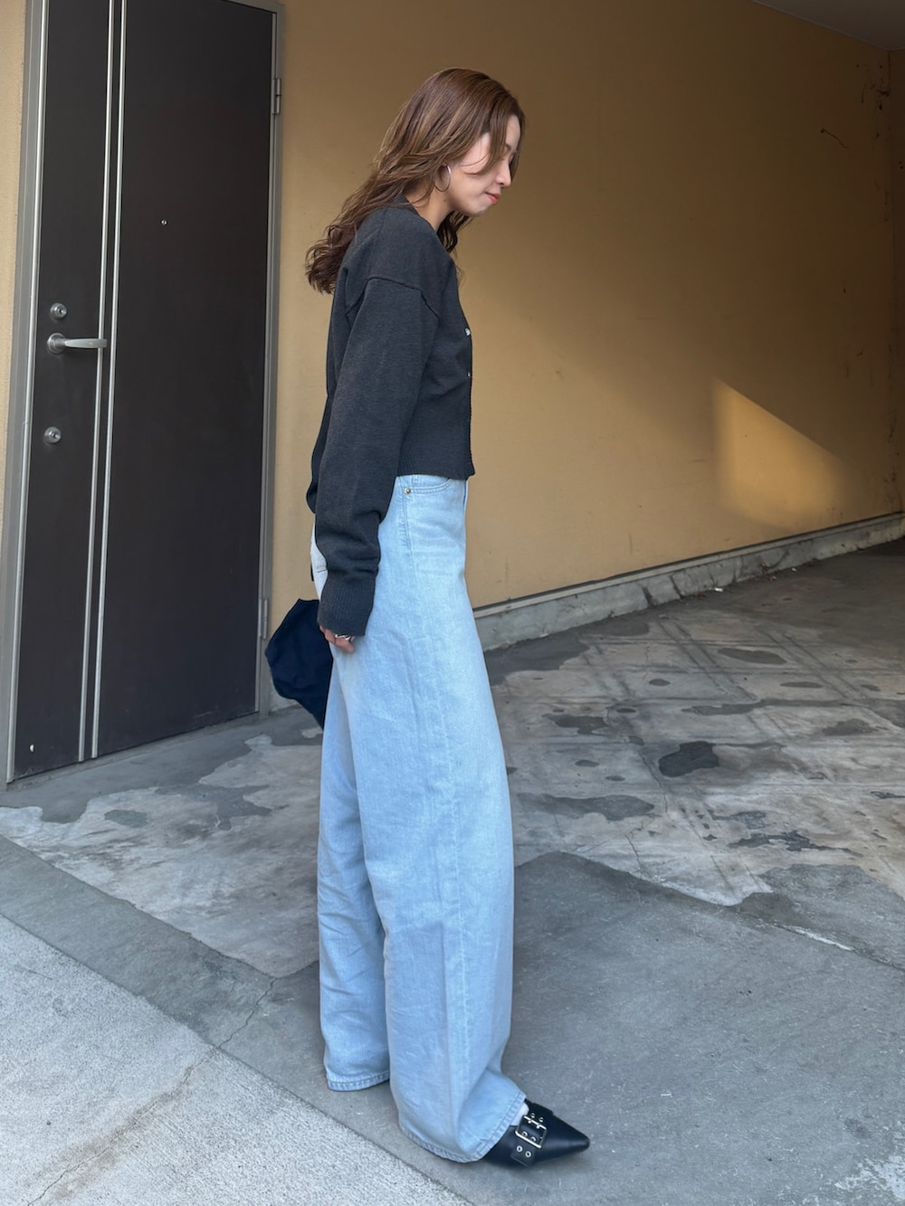 グレー系のカーディガン/ボレロ、ブルー系のデニムパンツを着用したレディースの春コーディネートの4枚目の写真