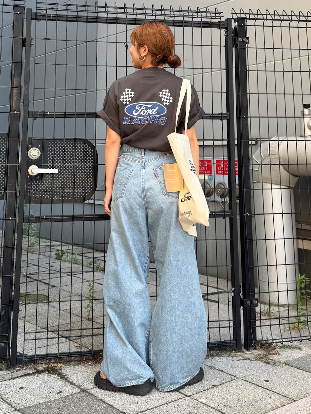 ブルー系のデニムパンツ、グレー系のTシャツ/カットソー、ホワイト系のトートバッグを着用したレディースの夏コーディネートの5枚目の写真