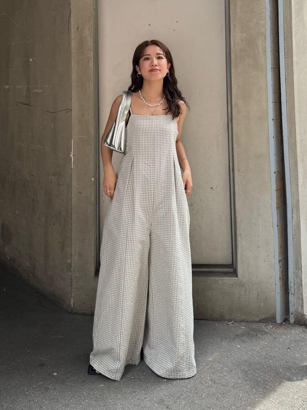 ホワイト系のつなぎ/オールインワン、ホワイト系のシャツ/ブラウス、シルバー系のハンドバッグを着用したレディースの夏コーディネートの6枚目の写真