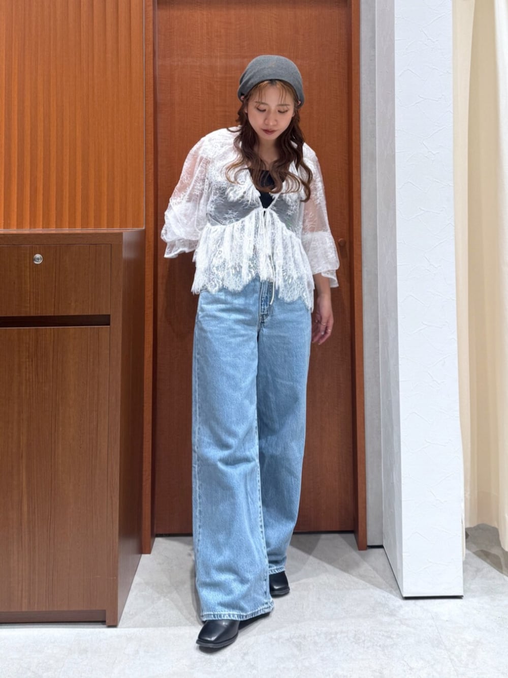 ブルー系のデニムパンツ、ブルー系のデニムジャケット、ホワイト系のシャツ/ブラウスを着用したレディースの夏コーディネートの6枚目の写真