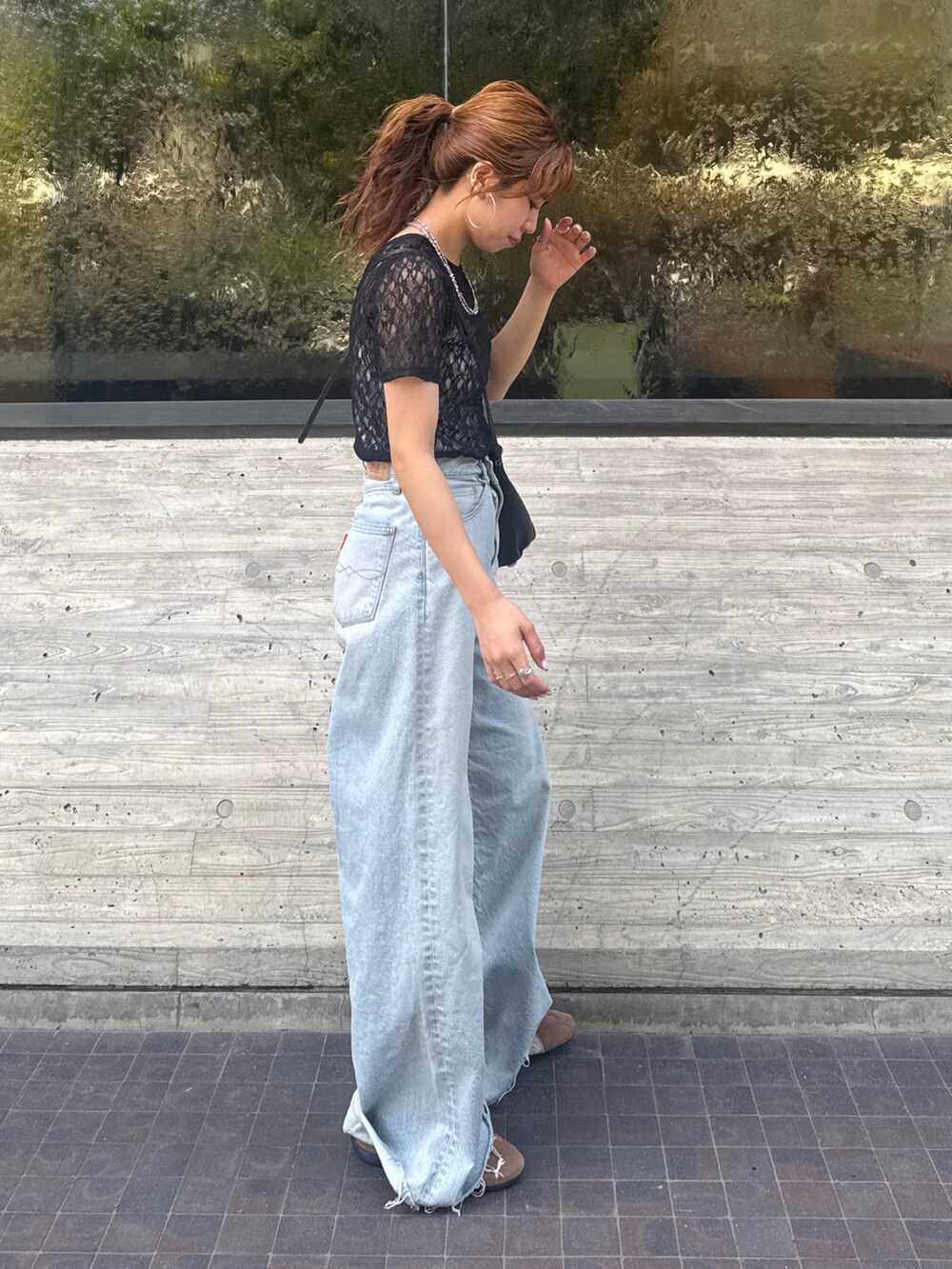 ブルー系のデニムパンツ、ブラック系のTシャツ/カットソーを着用したレディースの春コーディネートの4枚目の写真