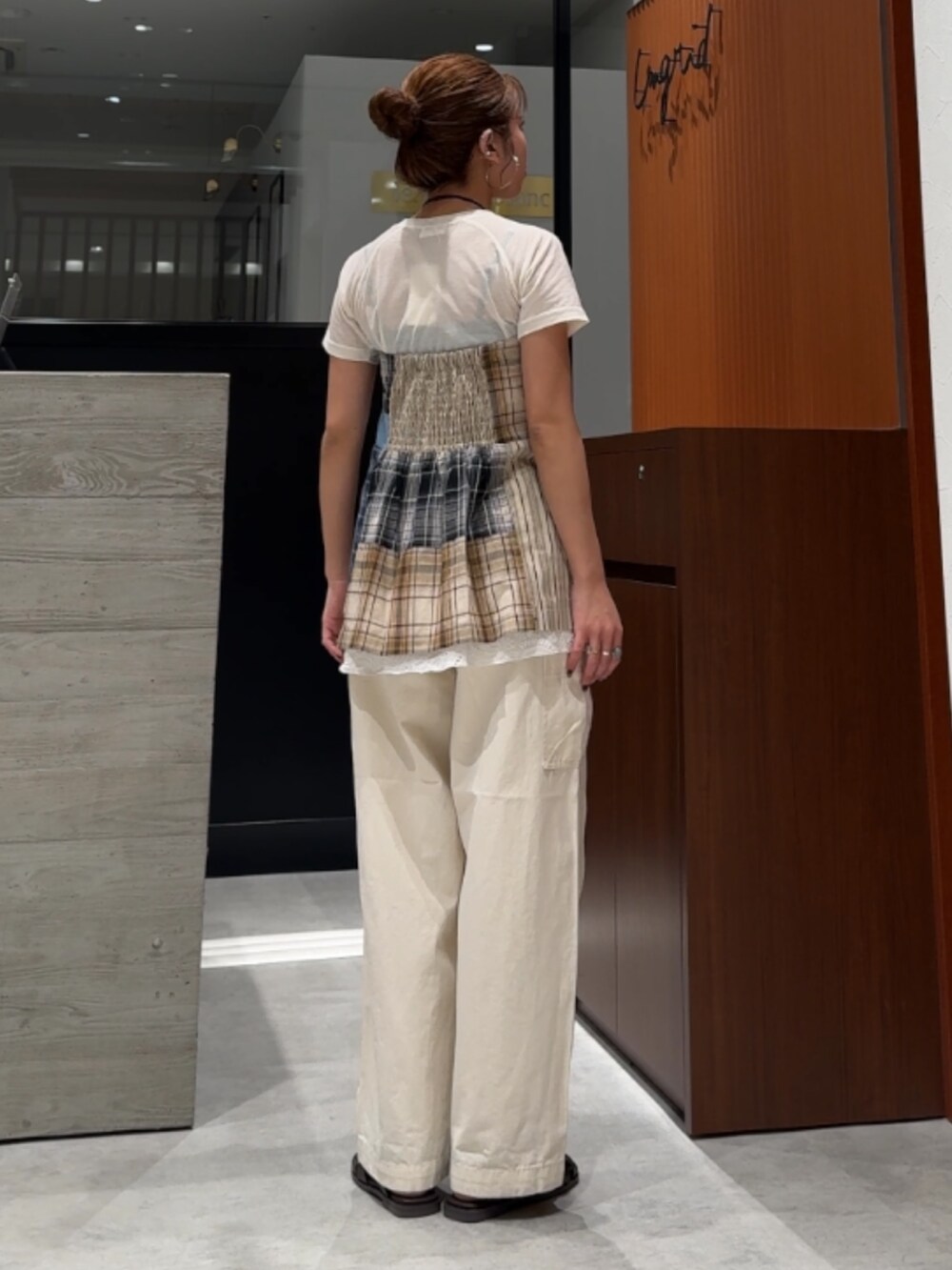 ホワイト系のその他パンツ、その他のチューブトップ、ホワイト系のTシャツ/カットソーを着用したレディースの春コーディネートの4枚目の写真