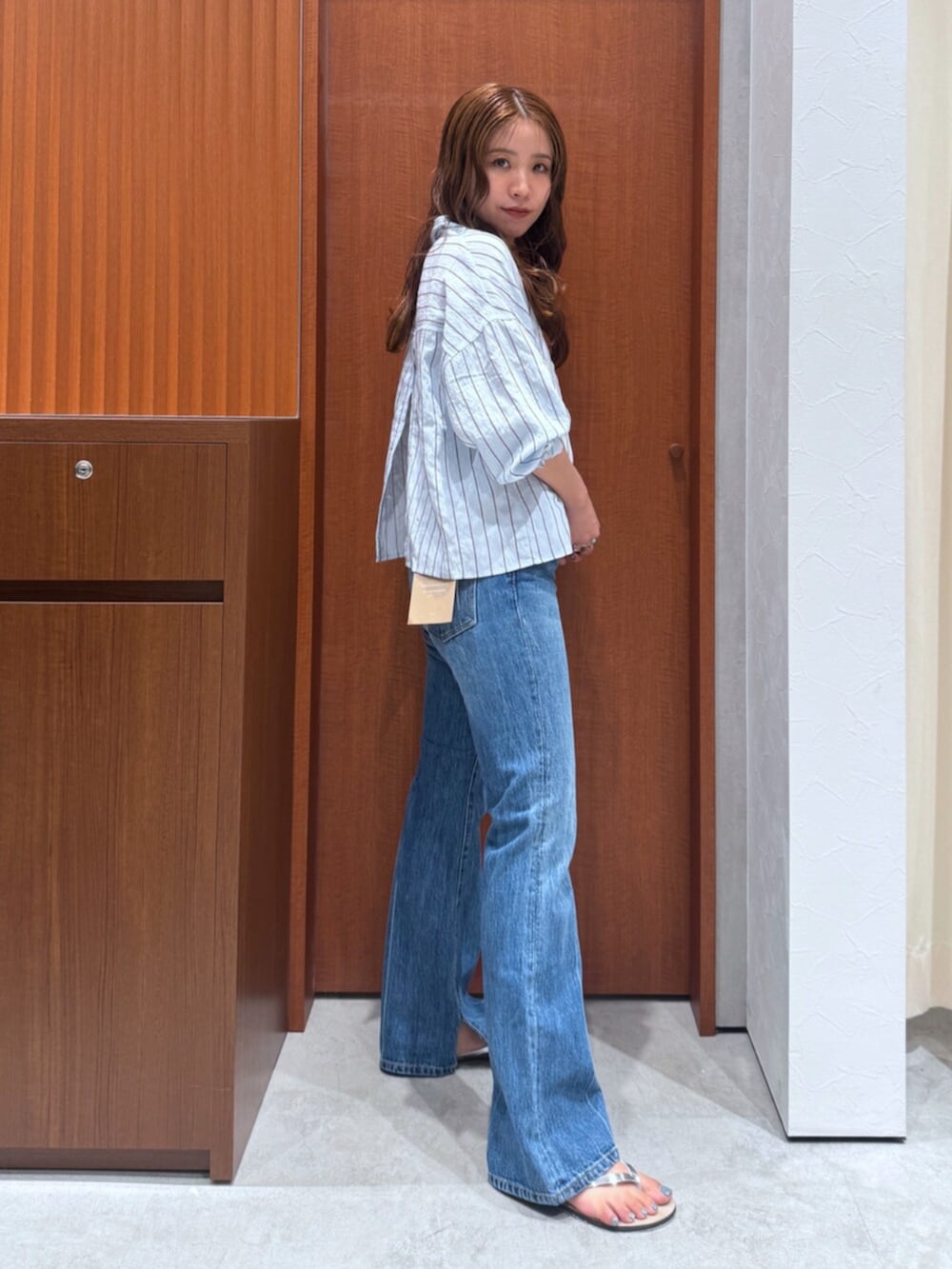 ブルー系のデニムパンツ、ブルー系のシャツ/ブラウスを着用したレディースの夏コーディネートの3枚目の写真