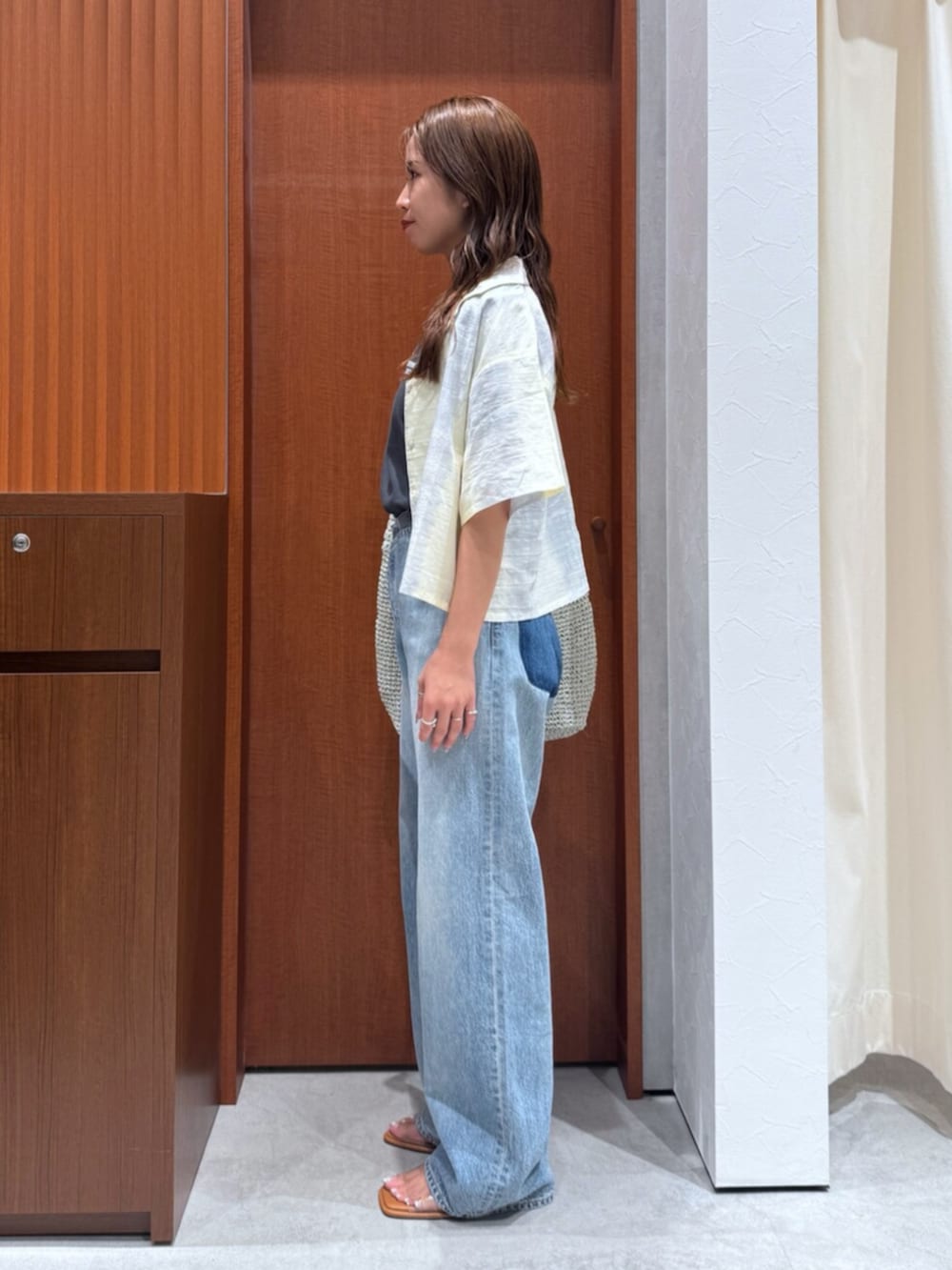 その他のサンダル、グレー系のショルダーバッグ、ブルー系のシャツ/ブラウスを着用したレディースの夏コーディネートの3枚目の写真