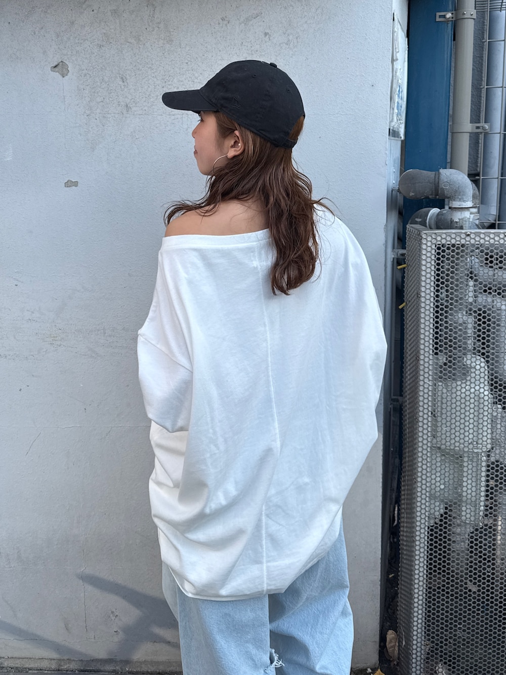 ホワイト系のTシャツ/カットソー、ブルー系のデニムパンツを着用したレディースの冬コーディネートの10枚目の写真