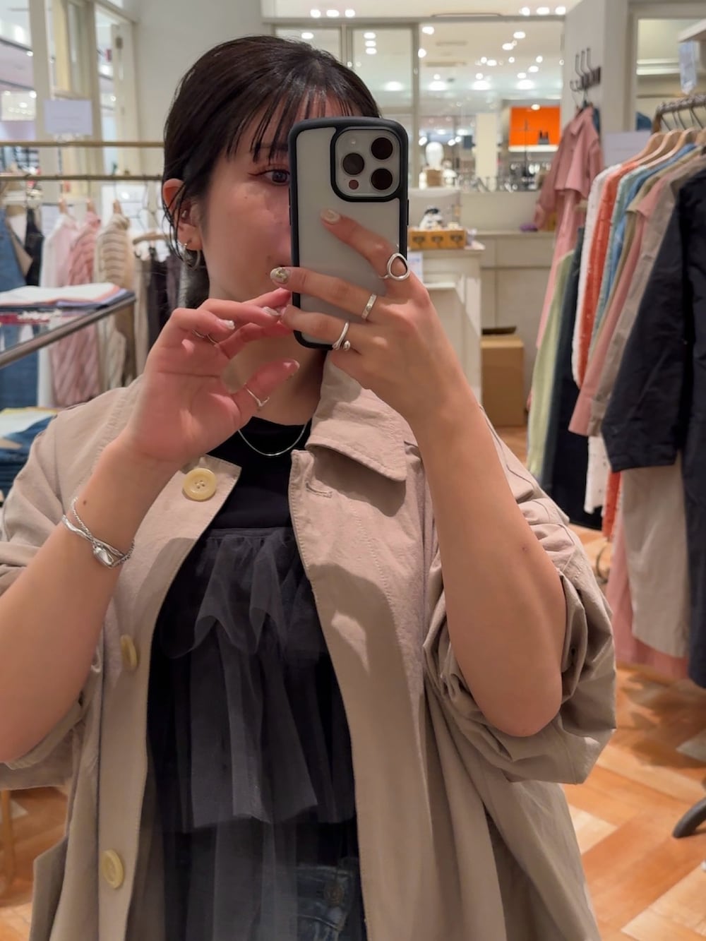 ブラック系のTシャツ/カットソー、グレー系のベスト、ブルー系のデニムパンツを着用したレディースの冬コーディネートの8枚目の写真