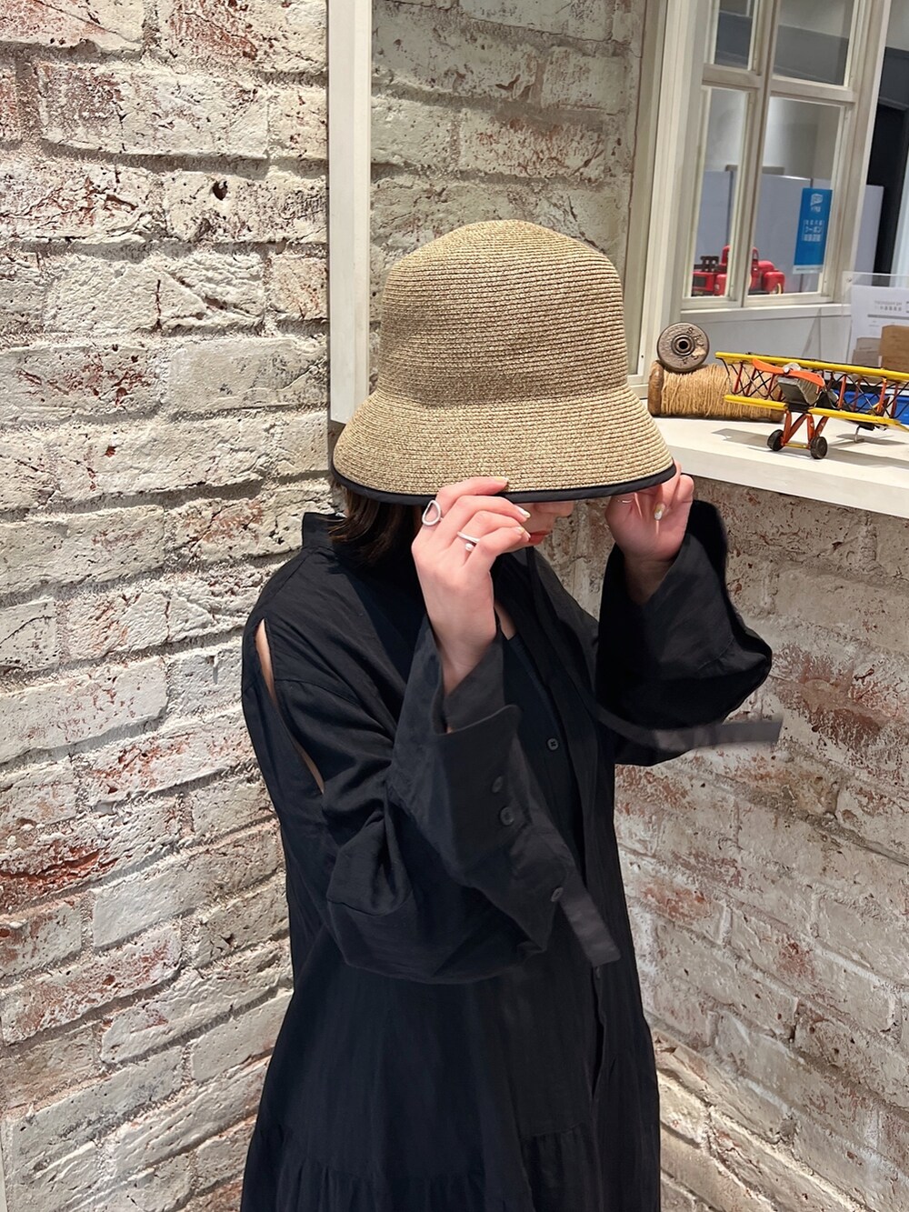 ブルー系のデニムパンツ、ブラック系のサンダル、ブラック系のワンピースを着用したレディースの春コーディネートの7枚目の写真