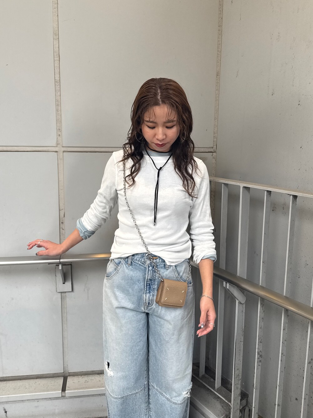 ブルー系のデニムパンツ、ホワイト系のTシャツ/カットソー、ブルー系のTシャツ/カットソーを着用したレディースの冬コーディネートの8枚目の写真