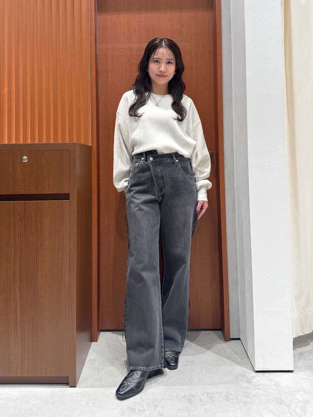 ブラック系のその他シューズ、ブラック系のデニムパンツ、グレー系のTシャツ/カットソーを着用したレディースの秋コーディネートの6枚目の写真