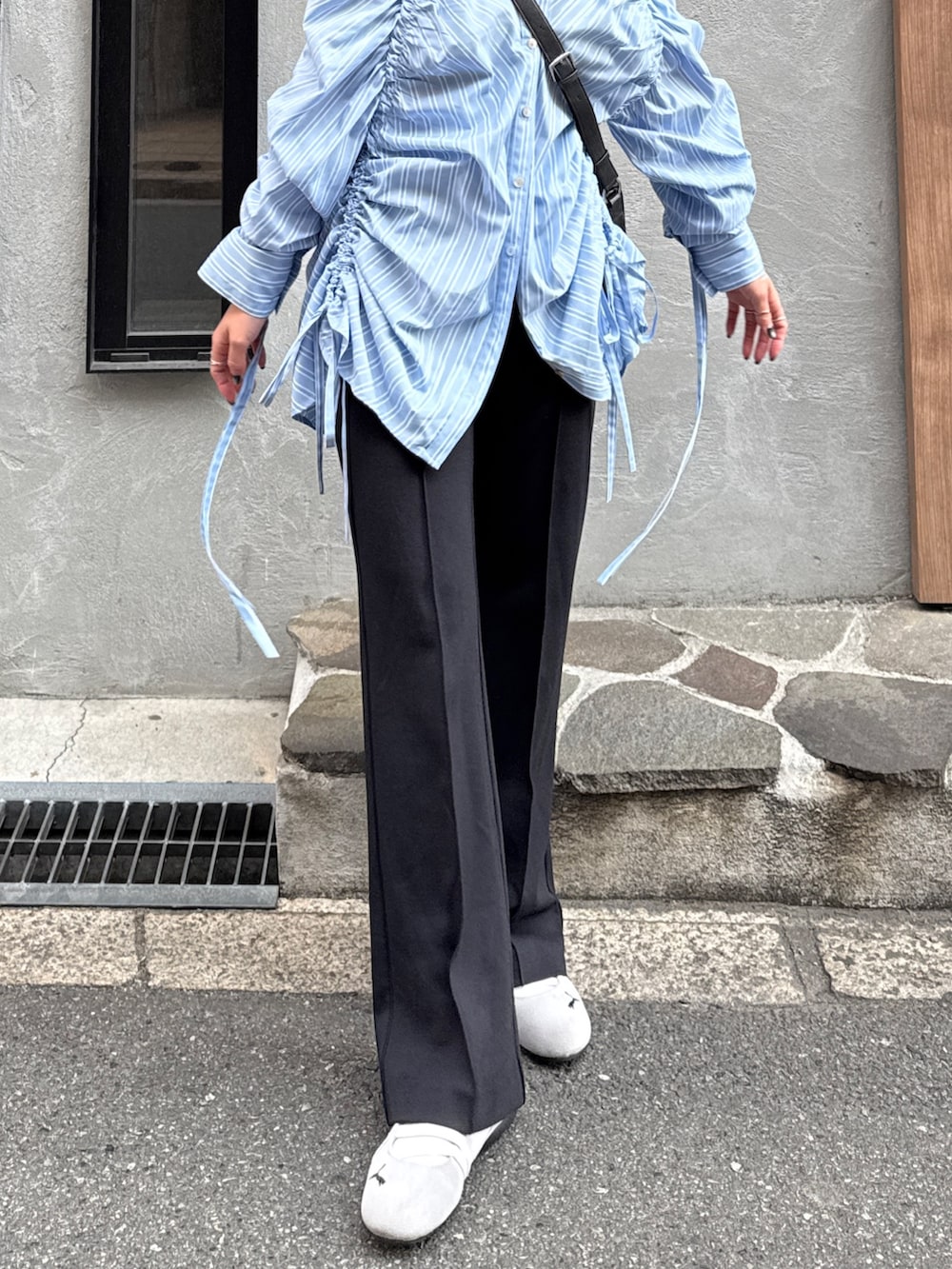 ブルー系のシャツ/ブラウス、ブラック系のその他パンツを着用したレディースの冬コーディネートの2枚目の写真