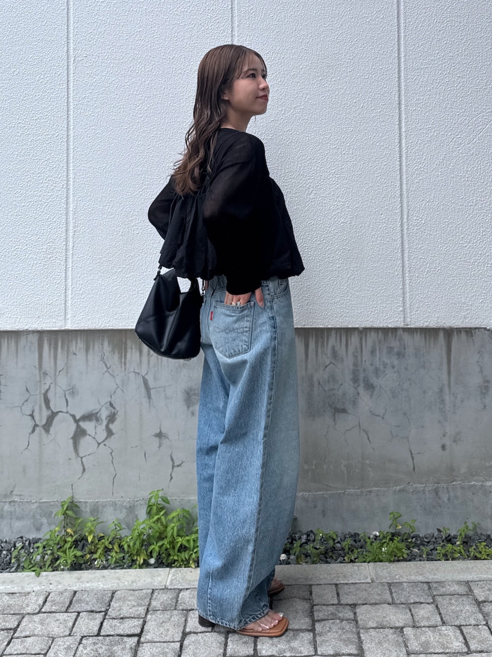 ブルー系のデニムパンツ、ブラック系のキャミソール、ブラック系のニット/セーターを着用したレディースの夏コーディネートの5枚目の写真