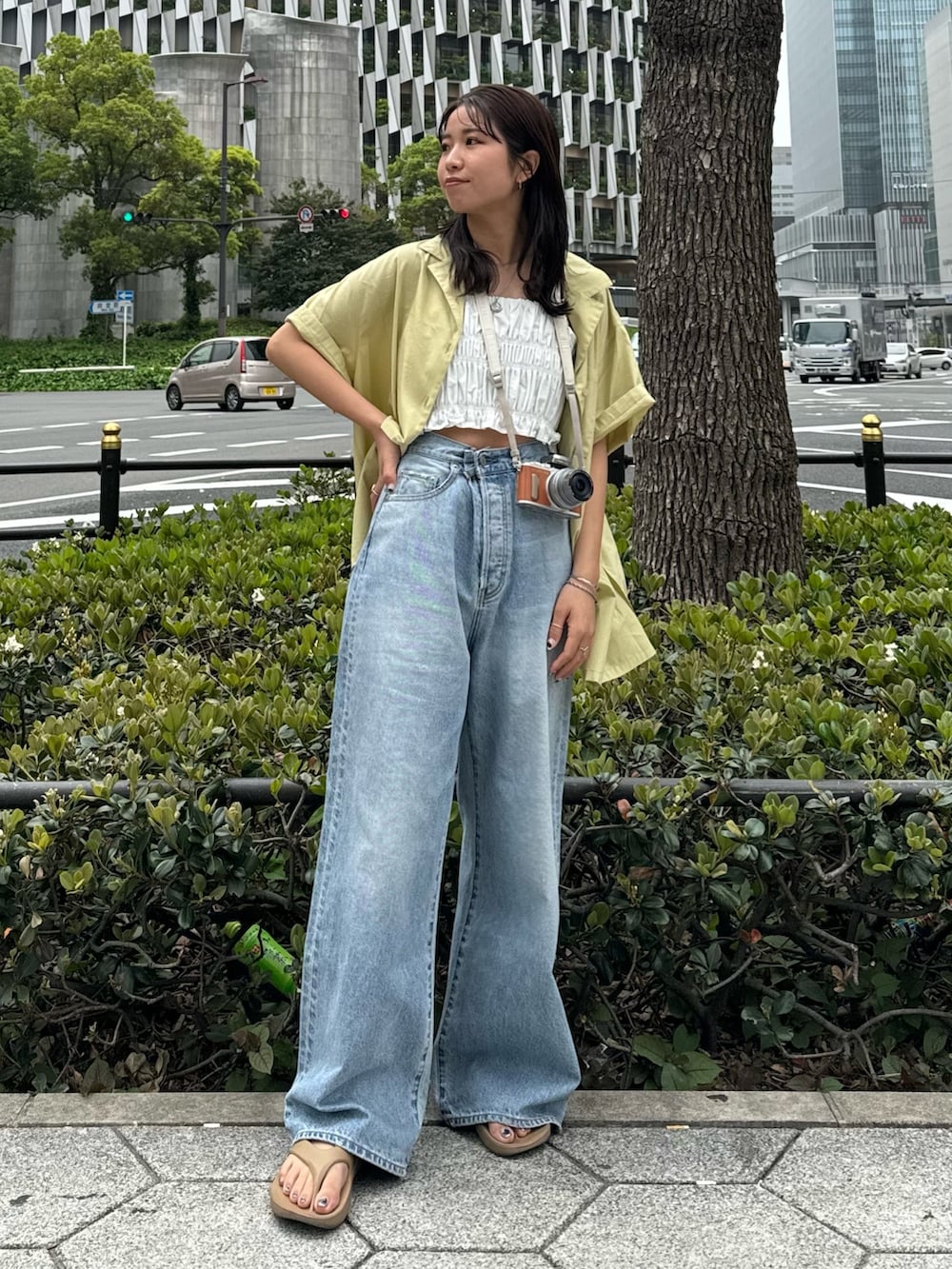 ホワイト系のシャツ/ブラウス、グリーン系のシャツ/ブラウス、ブルー系のデニムパンツを着用したレディースの春コーディネートの10枚目の写真