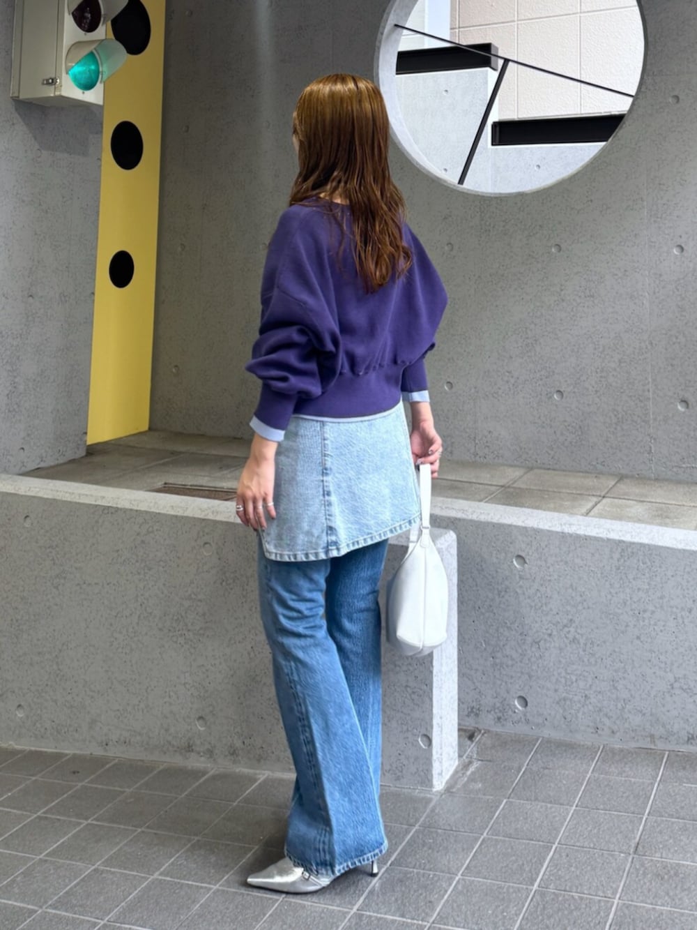 ブルー系のデニムスカート、シルバー系のその他シューズ、ブルー系のデニムパンツを着用したレディースの夏コーディネートの3枚目の写真