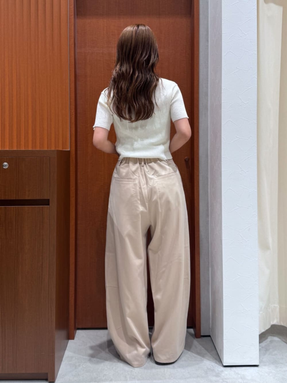 その他のサンダル、ホワイト系のニット/セーター、ベージュ系のその他パンツを着用したレディースの夏コーディネートの4枚目の写真