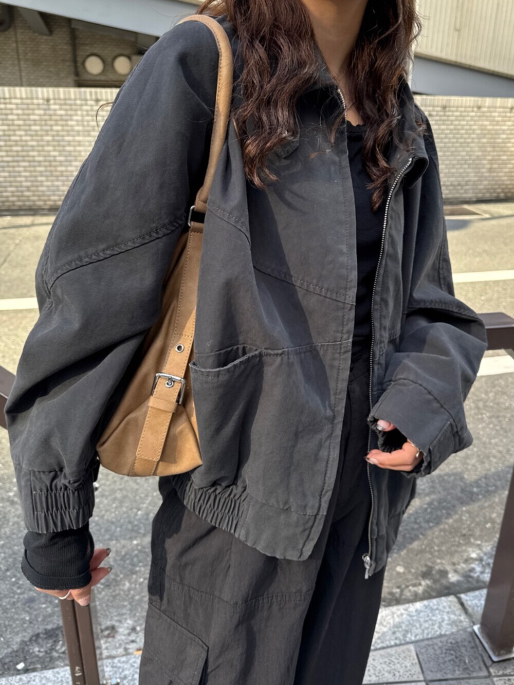 ブラック系のその他パンツ、グレー系のブルゾンを着用したレディースの冬コーディネートの7枚目の写真