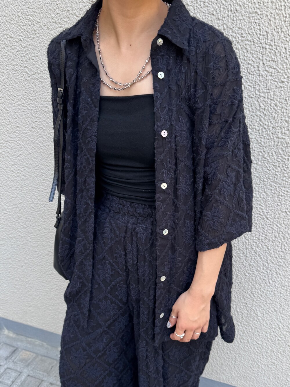 ブラック系のその他パンツ、ブラック系のシャツ/ブラウスを着用したレディースの夏コーディネートの8枚目の写真