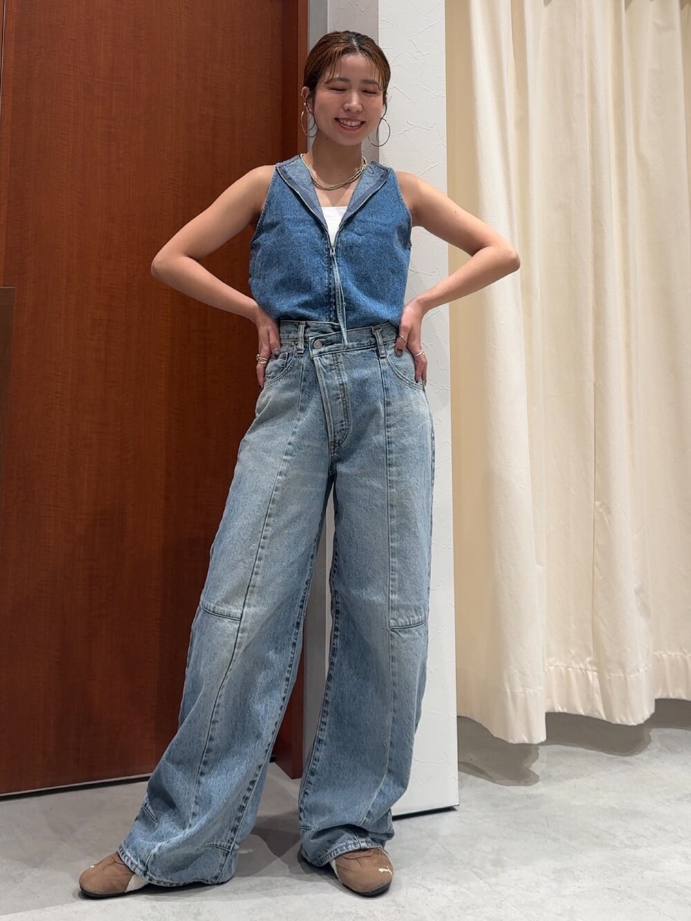 ブルー系のシャツ/ブラウス、ブルー系のデニムパンツ、シルバー系のネックレスを着用したレディースの春コーディネートの2枚目の写真