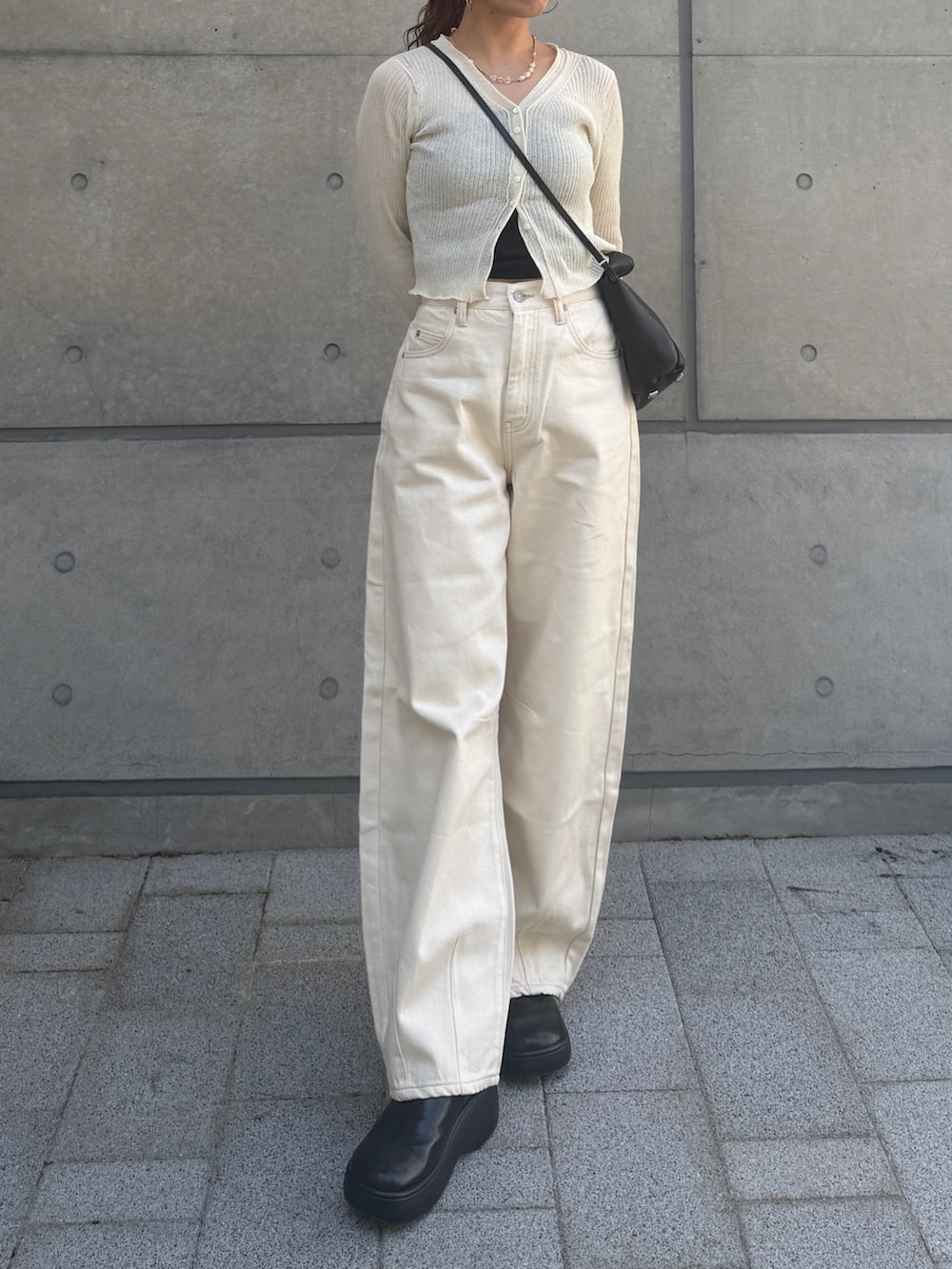 ホワイト系のカーディガン/ボレロ、ホワイト系のデニムパンツを着用したレディースの春コーディネートの5枚目の写真