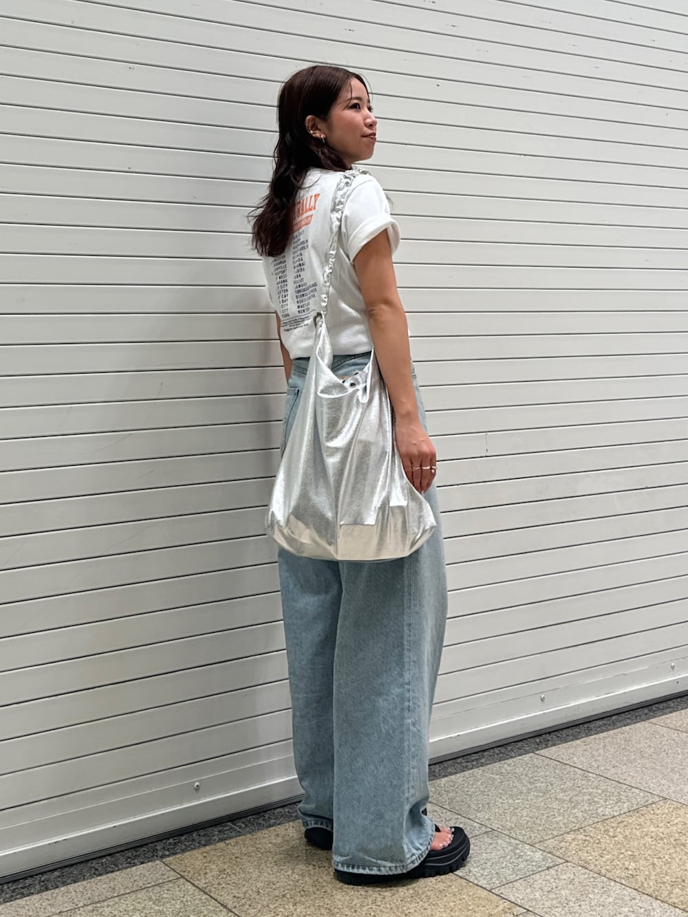 ブルー系のデニムパンツ、ホワイト系のTシャツ/カットソー、ブラック系のベルトを着用したレディースの夏コーディネートの6枚目の写真