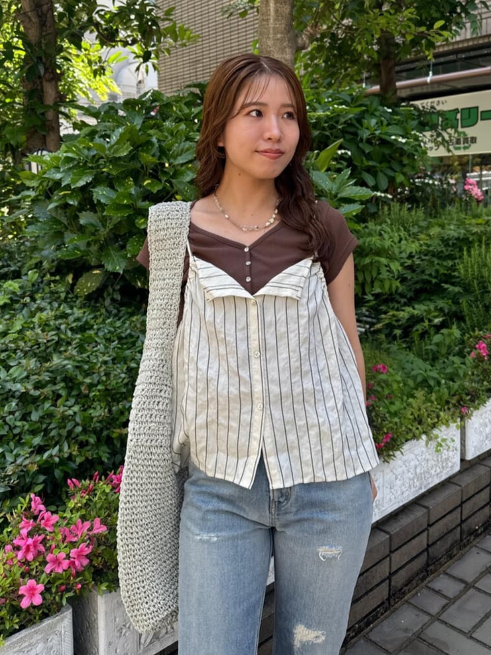 その他のサンダル、ブルー系のデニムパンツ、ホワイト系のキャミソールを着用したレディースの春コーディネートの6枚目の写真