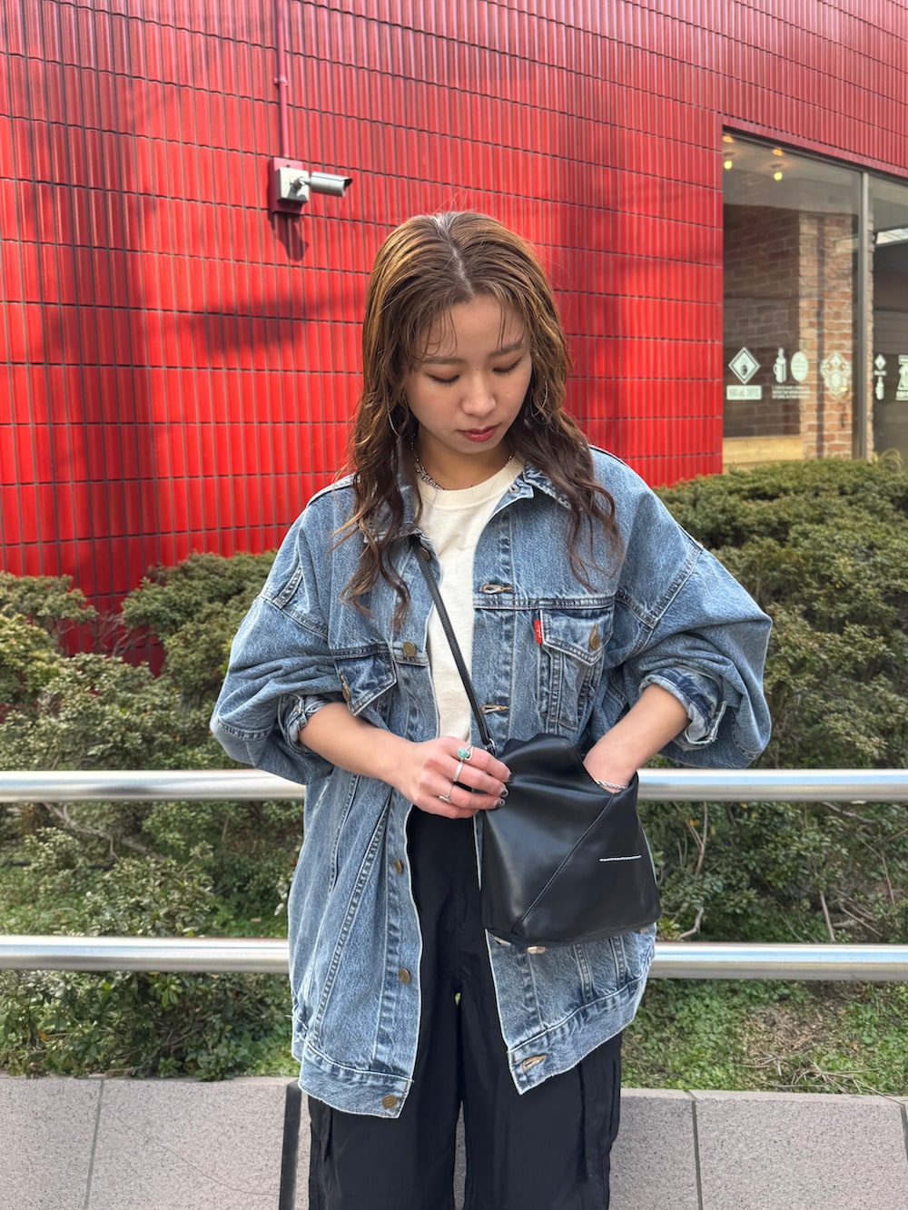ブラック系のその他パンツ、ブルー系のデニムジャケット、ホワイト系のTシャツ/カットソーを着用したレディースの冬コーディネートの10枚目の写真