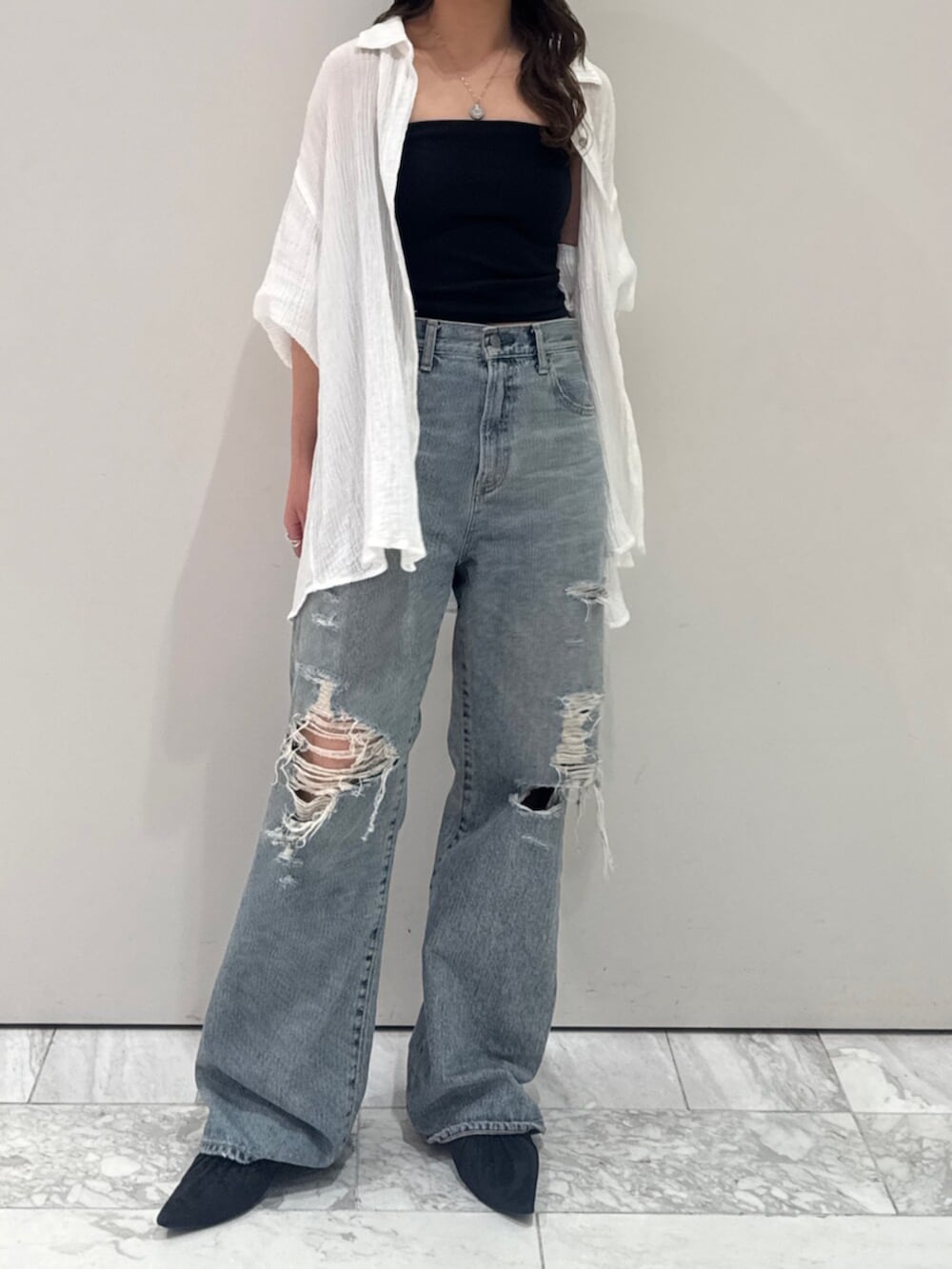 ブラック系のパンプス、ホワイト系のシャツ/ブラウス、ブルー系のデニムパンツを着用したレディースの春コーディネートの8枚目の写真