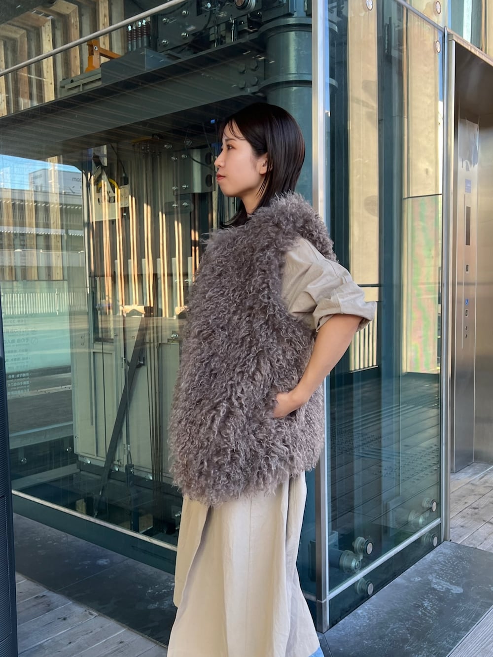 グリーン系のローファー、ブルー系のデニムパンツ、ブラック系のキャミソールを着用したレディースの秋コーディネートの4枚目の写真