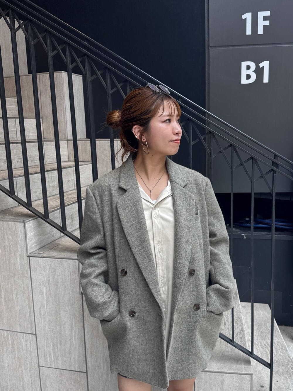 グレー系のスカート、ホワイト系のシャツ/ブラウス、グレー系のテーラードジャケットを着用したレディースの秋コーディネートの8枚目の写真