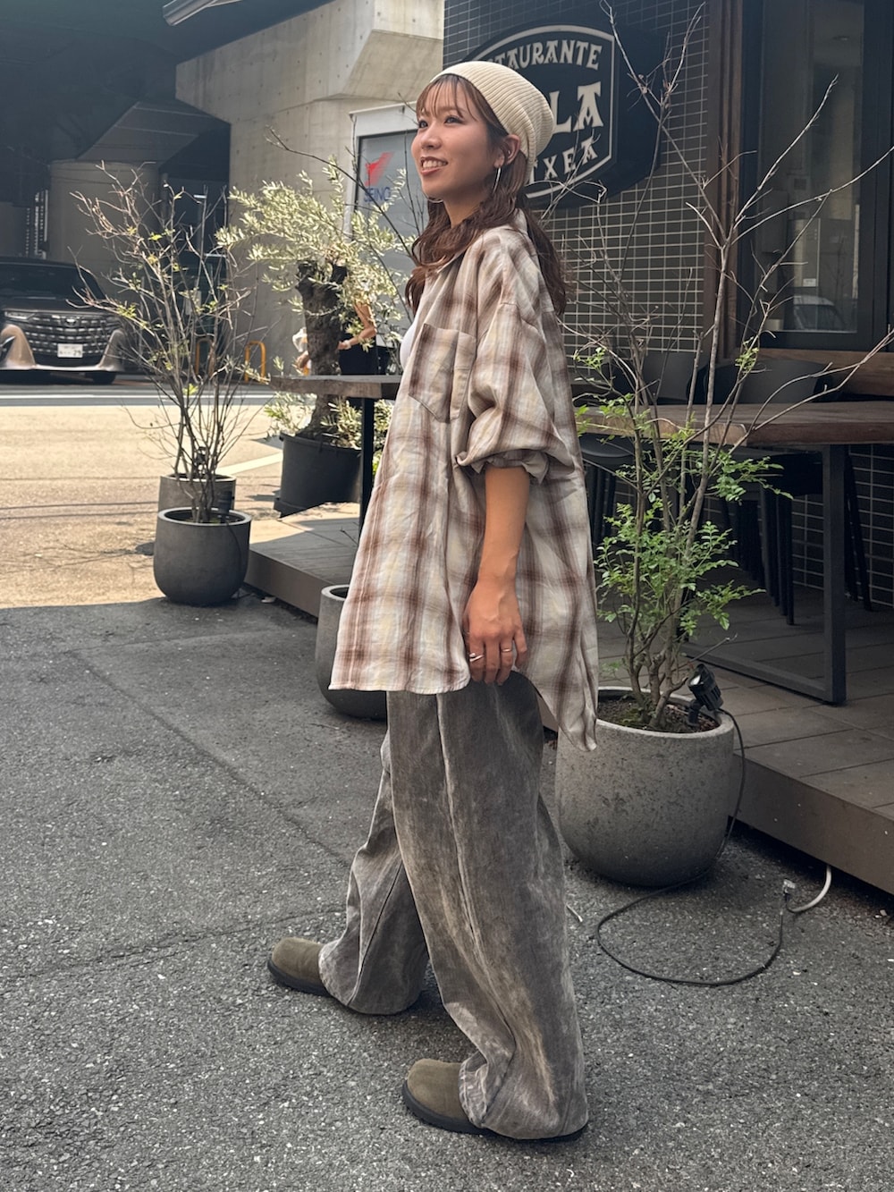 ベージュ系のデニムパンツ、ブラウン系のシャツ/ブラウス、ベージュ系のスリッポンを着用したレディースの夏コーディネートの7枚目の写真