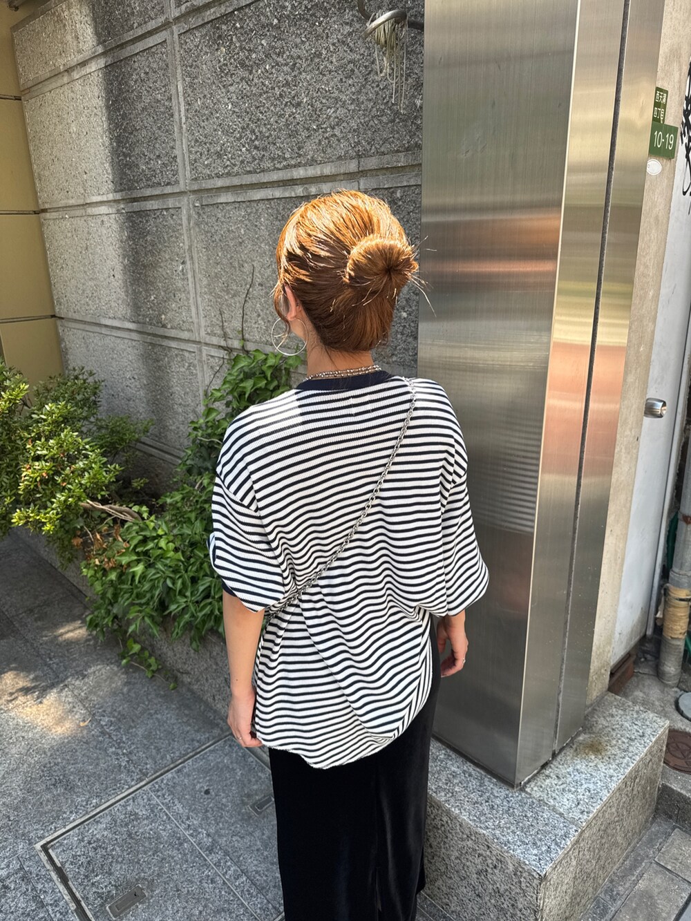 ブルー系のTシャツ/カットソー、ブラック系のスカート、ブラック系のスリッポンを着用したレディースの夏コーディネートの7枚目の写真