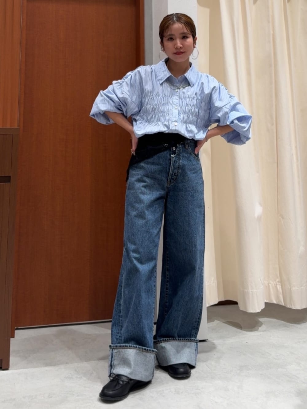 ブルー系のデニムパンツ、ブルー系のシャツ/ブラウス、ブラック系のローファーを着用したレディースの春コーディネートの2枚目の写真