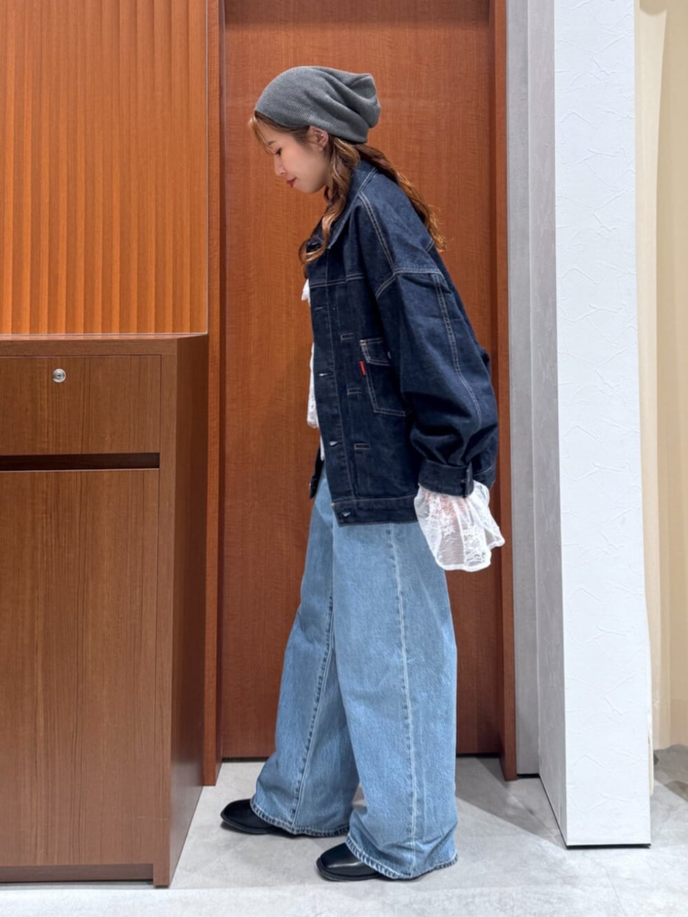 ブルー系のデニムパンツ、ブルー系のデニムジャケット、ホワイト系のシャツ/ブラウスを着用したレディースの夏コーディネートの4枚目の写真
