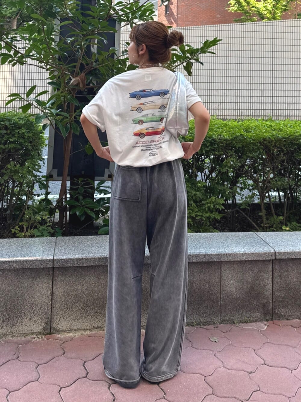グレー系のスウェットパンツ、ホワイト系のTシャツ/カットソーを着用したレディースの夏コーディネートの2枚目の写真