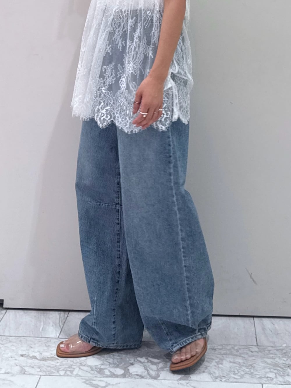 ホワイト系のTシャツ/カットソー、ホワイト系のキャミソール、その他のサンダルを着用したレディースの夏コーディネートの8枚目の写真
